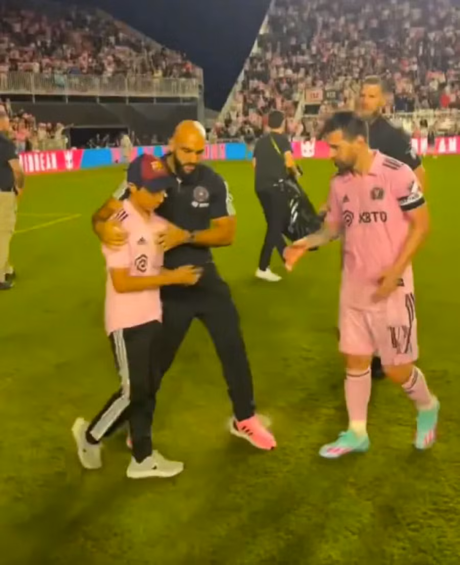 Sau đó, chàng vệ sĩ ‘hộ pháp’ này cho fan nhí chụp ảnh cùng Messi. Sau đó, chàng vệ sĩ ‘hộ pháp’ này cho fan nhí chụp ảnh cùng Messi.