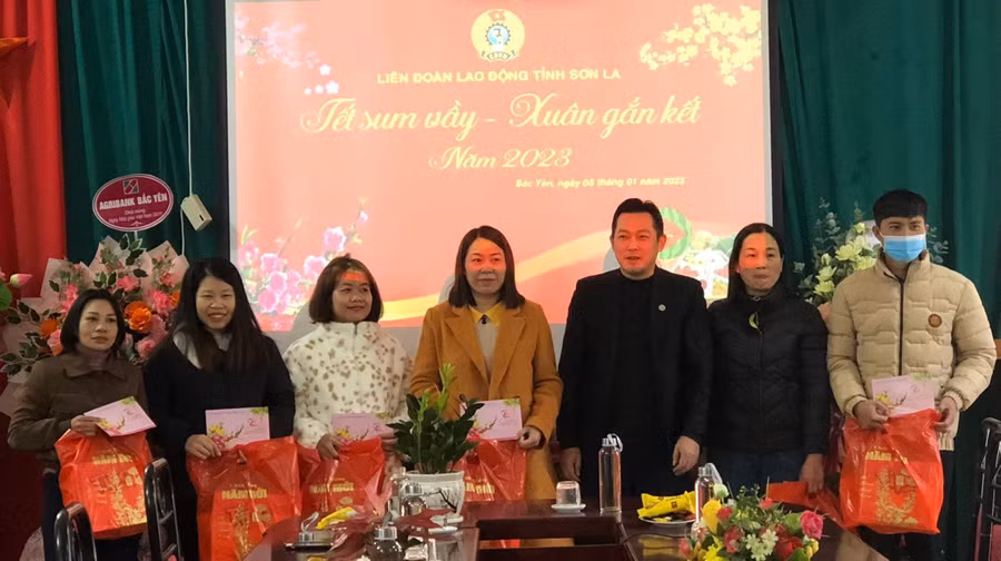 Ngành Công đoàn giáo dục Sơn La tổ chức “Tết sum vầy - Xuân gắn kết” hỗ trợ thăm hỏi, tặng quà cho đoàn viên có hoàn cảnh khó khăn.