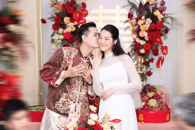 Nhận xét về chồng, Karen Nguyễn cho biết anh là người vui vẻ, hiền lành, thông minh, chu đáo và có chút khó tính.