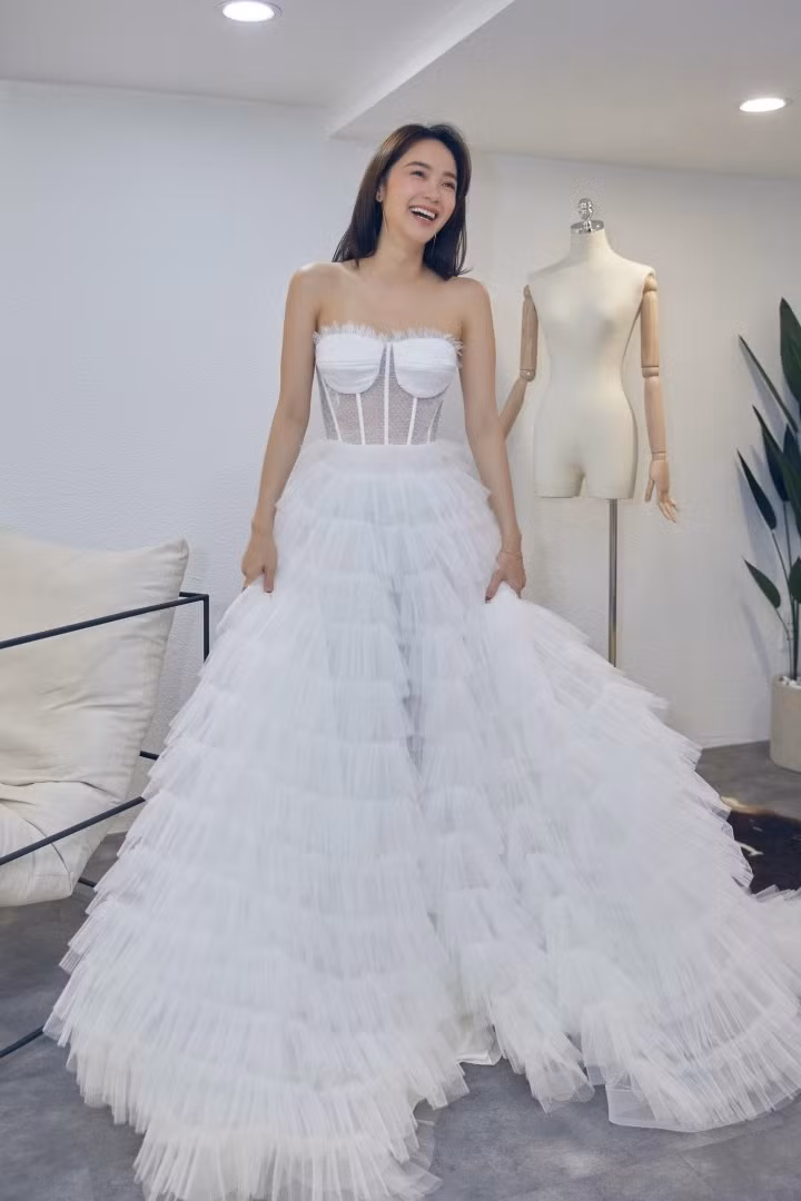 Ca sĩ Minh Hằng đã đi từ Nam ra Bắc để tìm mẫu váy cưới ưng ý. Ảnh: MXH.
