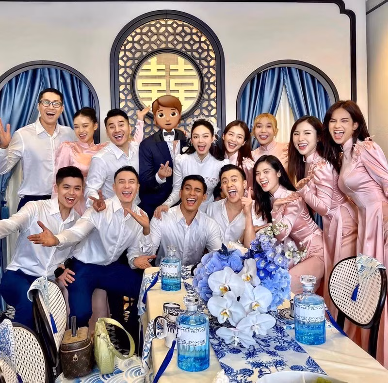 Trương Thanh Long khoe ảnh vợ chồng Minh Hằng cùng dàn phù dâu, phù rể. Ảnh: FB Trương Thanh Long.