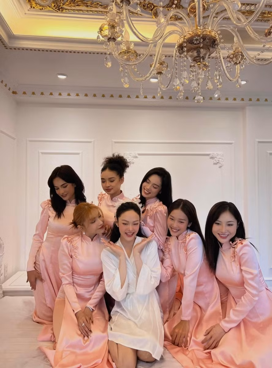 Hình ảnh Minh Hằng và dàn bê tráp do stylist Phạm Bảo Luận chia sẻ. Ảnh: FB.