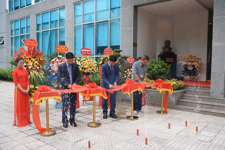 Lễ cắt băng khánh thành tượng cố Giáo sư Từ Giấy.