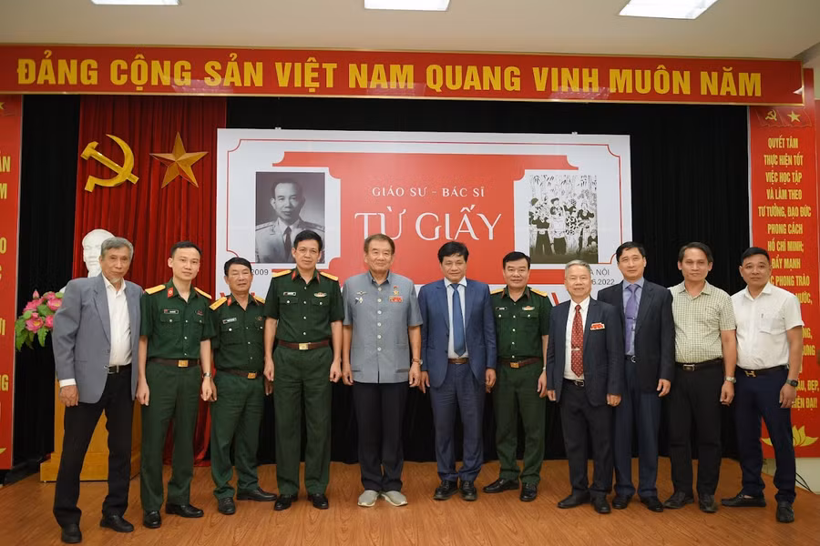 Đại diện Viện Dinh dưỡng cùng 3 người con của cố Giáo sư Từ Giấy tại buổi lễ.