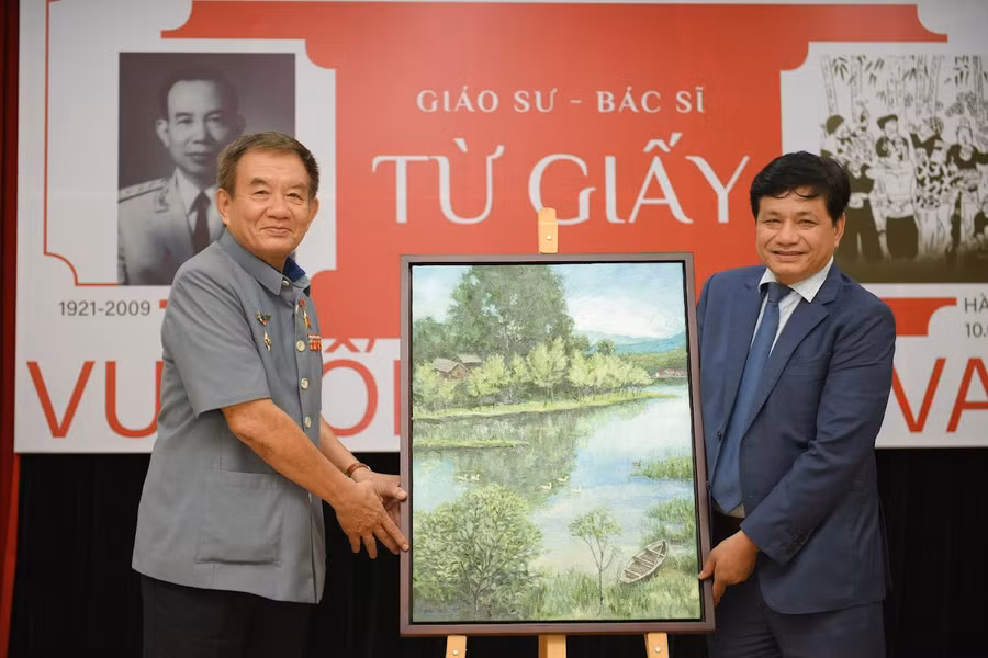 Đại diện gia đình cố Giáo sư Từ Giấy nhận bức tranh từ Viện Dinh dưỡng trao tặng.