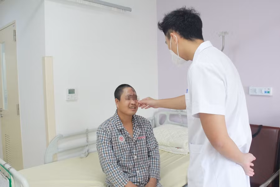 Nụ cười hạnh phúc của thanh niên trẻ khi gương mặt đã thoát khỏi “chú sâu” đeo bám nhiều năm trên mặt bệnh nhân. Nguồn: BV.