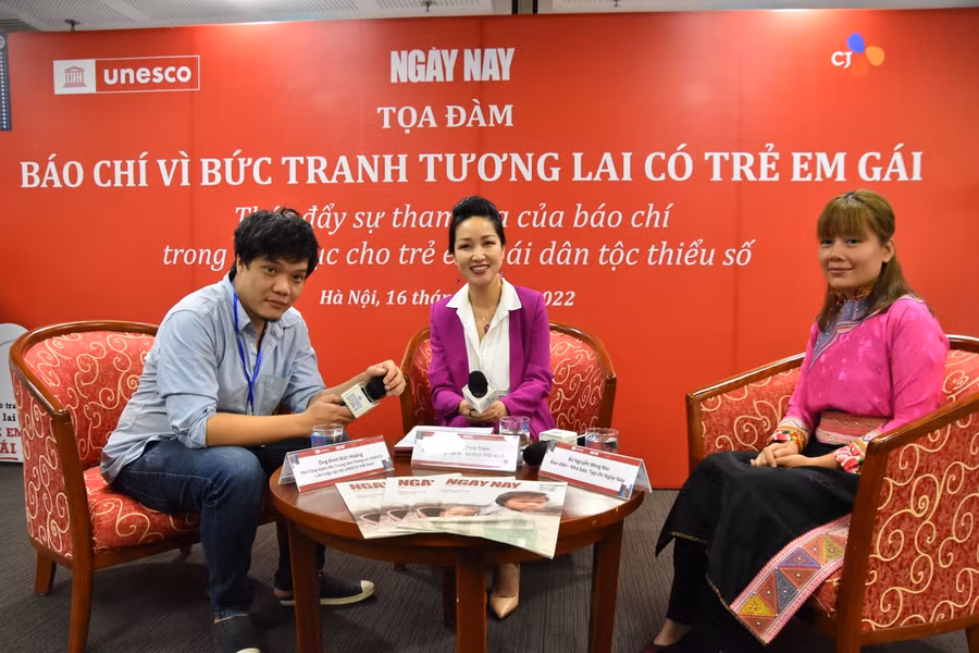 Toạ đàm diễn ra với 2 phần gồm chia sẻ của các diễn giả về sự tham gia của báo chí trong giáo dục cho trẻ em gái dân tộc thiểu số và phần thảo luận về việc thúc đẩy sự tham gia của báo chí trong giáo dục cho trẻ em gái dân tộc thiểu số.