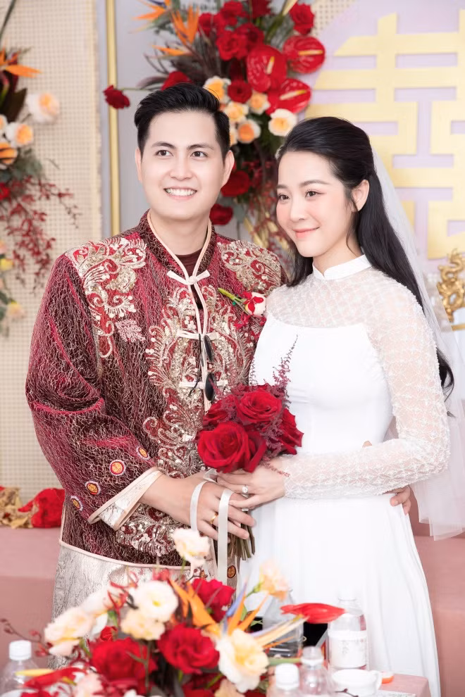 Chú rể Lưu Chấn Bang xuất hiện trong bộ trang phục ấn tượng. Ảnh: MXH.