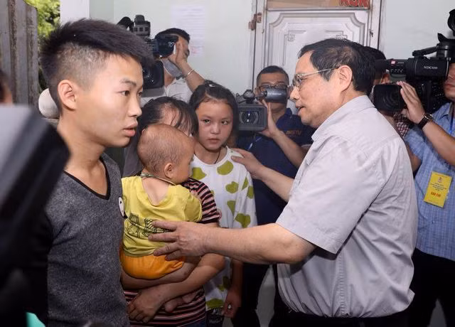 Thủ tướng thăm gia đình công nhân đang thuê trọ và làm việc tại Bắc Giang. Nguồn: VGP.