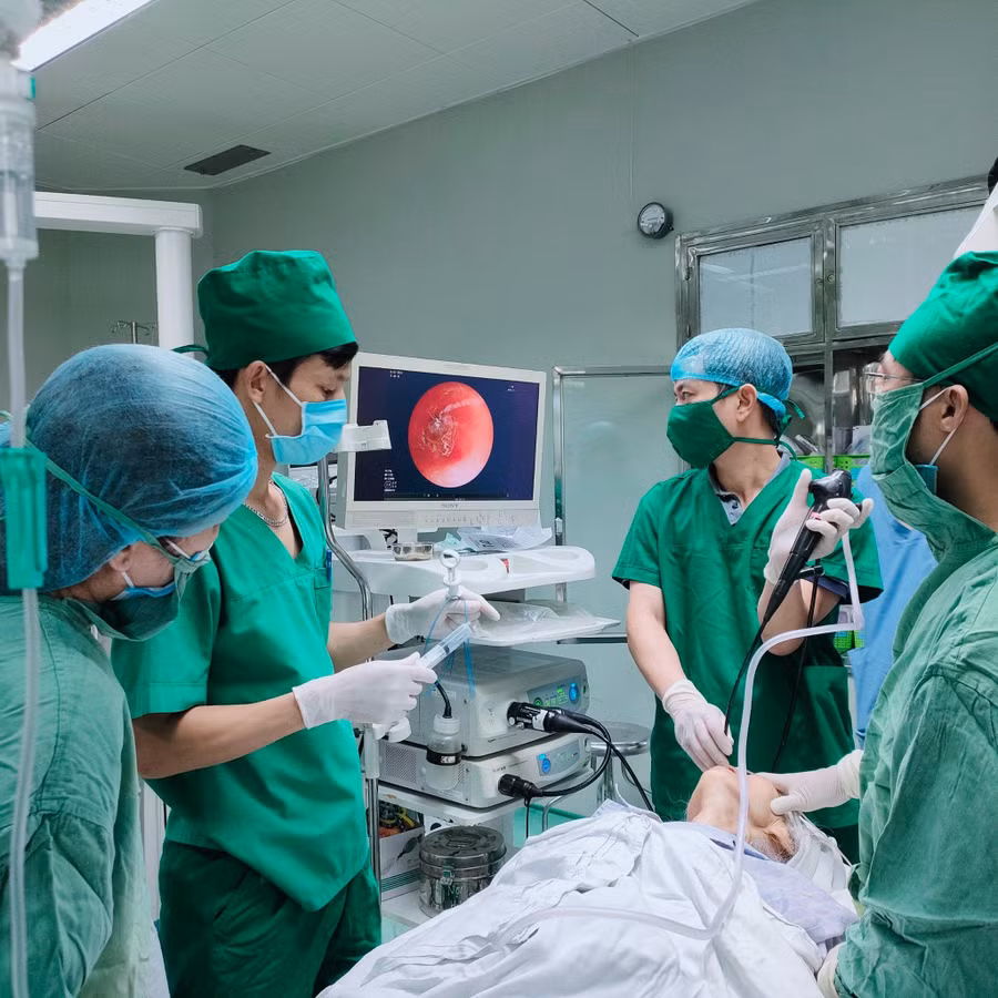 Các bác sĩ tiến hành nội soi gắp dị vật. Ảnh: BV. Các bác sĩ tiến hành nội soi gắp dị vật. Ảnh: BV.