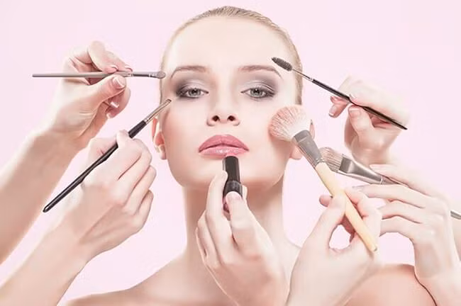 Lạm dụng lớp trang điểm quá dày thường xuyên làm bít tắc lỗ chân lông dễ gây mụn, lỗ chân lông to.