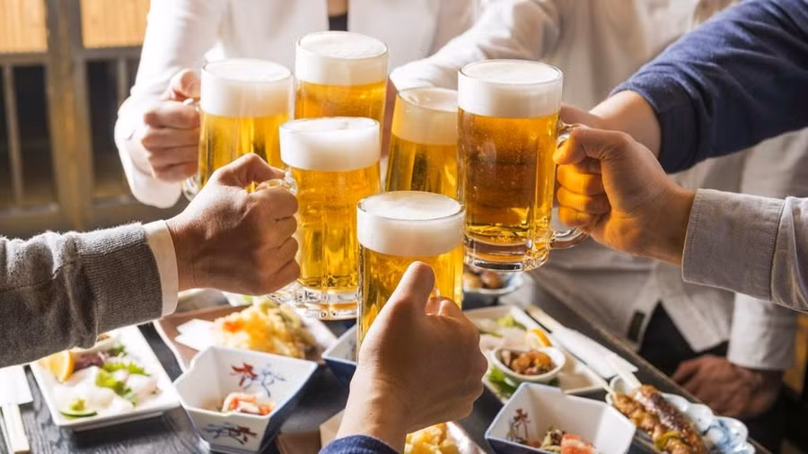 Cần hạn chế rượu bia, việc lạm dụng rượu bia sẽ làm tăng nguy cơ đột quỵ. Ảnh minh họa. Cần hạn chế rượu bia, việc lạm dụng rượu bia sẽ làm tăng nguy cơ đột quỵ. Ảnh minh họa.