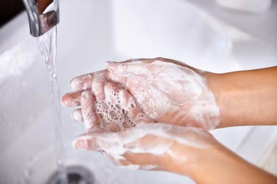 Giữ vệ sinh tay là biện pháp phòng bệnh quan trọng được các chuyên gia đưa ra ngay từ đầu danh sách khuyến cáo. Ảnh minh họa.