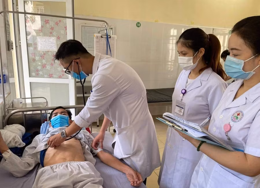 Bác sĩ thăm khám cho bệnh nhân bị ong đốt. Ảnh: BV.