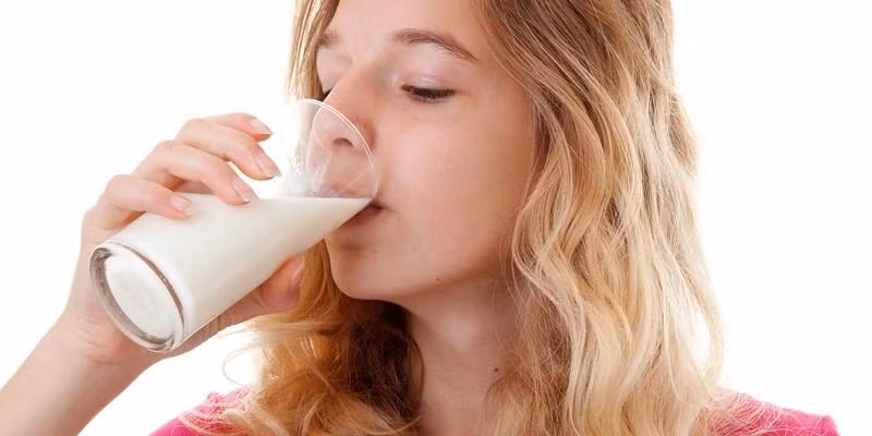 Mặc dù có nhiều công dụng tốt cho sức khỏe nhưng sữa lại có thể gây nổi mụn.