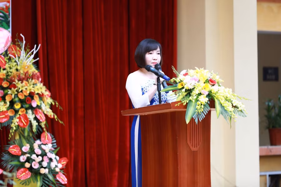 Cô Hiệu trưởng Trần Thị Bích Hợp.