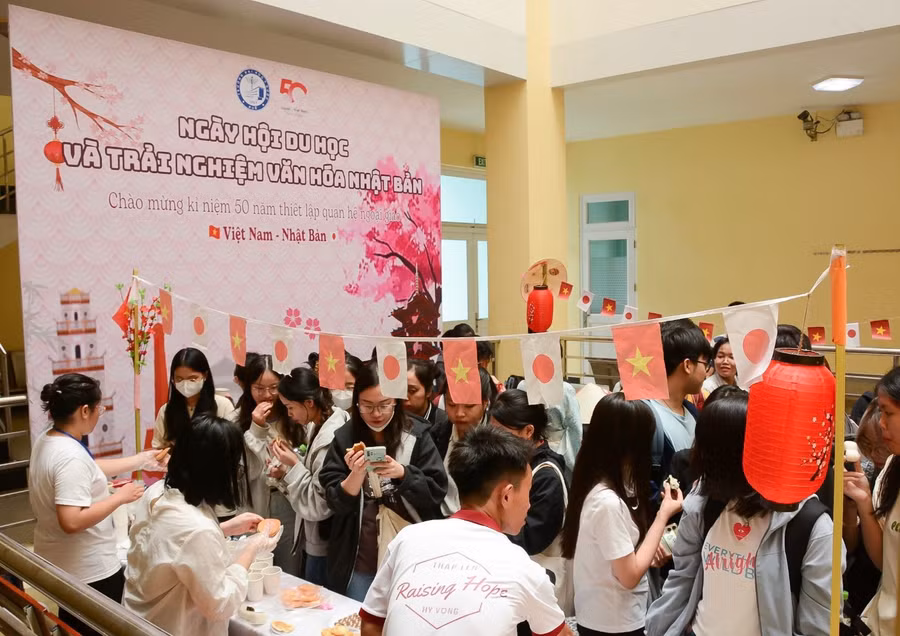 Sinh viên giao lưu tại ngày hội du học và trải nghiệm văn hóa Nhật Bản.