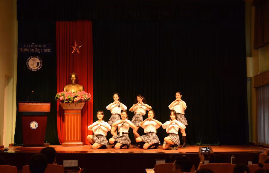 Giao lưu văn nghệ tại chương trình.