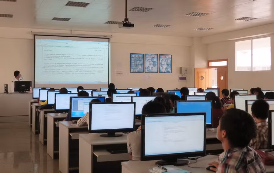 Sinh viên quốc tế của Đại học Thái Nguyên trong phòng thực hành tin học Sinh viên quốc tế của Đại học Thái Nguyên trong phòng thực hành tin học