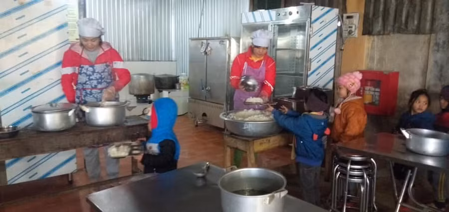 Chia cơm sát giờ ăn để đảm bảo bữa ăn ấm nóng tại trường PTDTBT TH Bát Đại Sơn (Quản Bạ - Hà Giang)