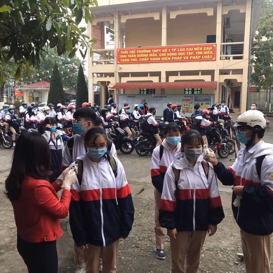 Đảm bảo thiết bị đo thân nhiệt cho HS trước khi vào lớp