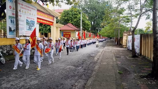Đoàn cổ động trên các tuyến đường đi rất chỉnh tề.