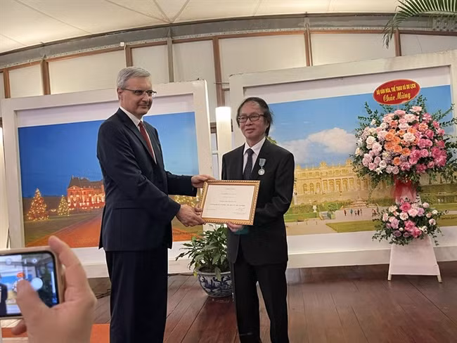 Đạo diễn, NSND Đặng Nhật Minh nhận Huy chương Hiệp sĩ Văn học Nghệ thuật do Đại sứ Đặc mệnh toàn quyền nước Cộng hòa Pháp tại Việt Nam trao tặng. Ảnh: ITN. Đạo diễn, NSND Đặng Nhật Minh nhận Huy chương Hiệp sĩ Văn học Nghệ thuật do Đại sứ Đặc mệnh toàn quyền nước Cộng hòa Pháp tại Việt Nam trao tặng. Ảnh: ITN.