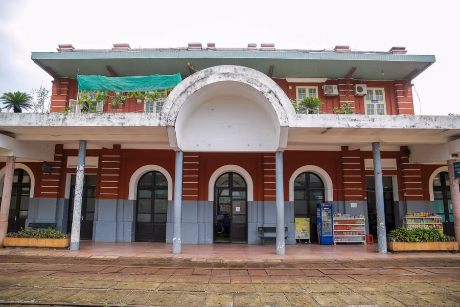 Ga Huế mang kiến trúc hiện đại của châu Âu nhưng cũng mang đậm dấu ấn cổ kính. Ga Huế mang kiến trúc hiện đại của châu Âu nhưng cũng mang đậm dấu ấn cổ kính.