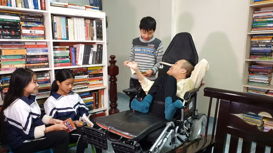 Đỗ Hà Cừ cùng các bạn nhỏ bên “Không gian đọc Hy vọng” tại phường Trần Lãm, TP Thái Bình. Đỗ Hà Cừ cùng các bạn nhỏ bên “Không gian đọc Hy vọng” tại phường Trần Lãm, TP Thái Bình.