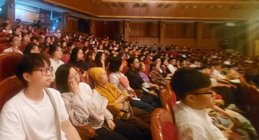 Khán giả hào hứng với sự kiện 'Phi hề bất thành chèo' đến phút cuối. Ảnh: Bình Thanh Khán giả hào hứng với sự kiện 'Phi hề bất thành chèo' đến phút cuối. Ảnh: Bình Thanh