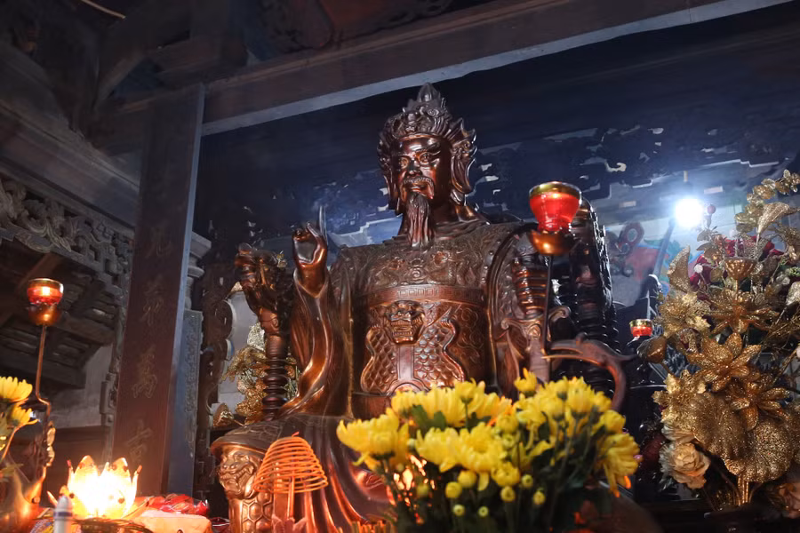 Tượng Thái sư Cương Quốc Công Nguyễn Xí tại đền thờ ở xã Khánh Hợp.