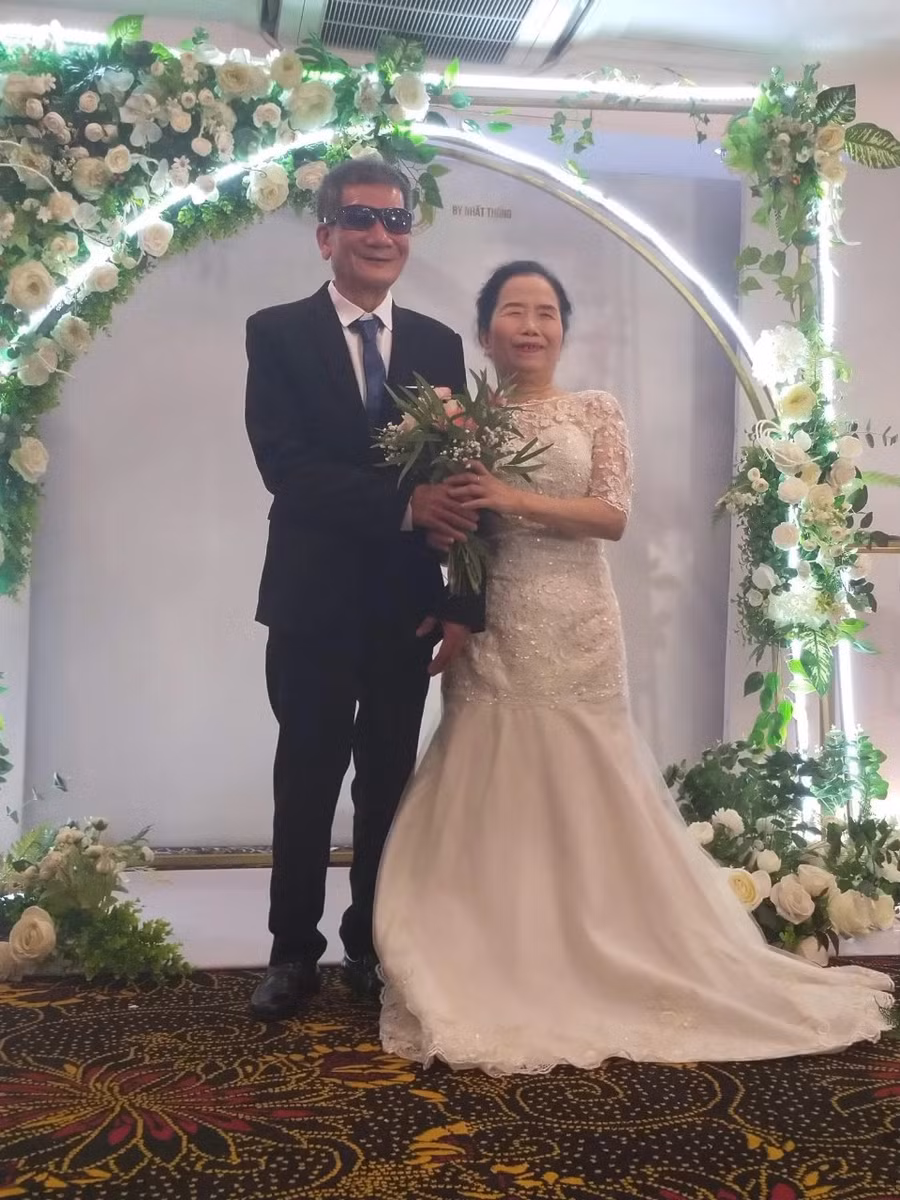 Ông Thụ, bà Mai được tổ chức đám cưới tập thể cùng các cặp đôi khiếm thị khác, do một tổ chức từ thiện tài trợ.