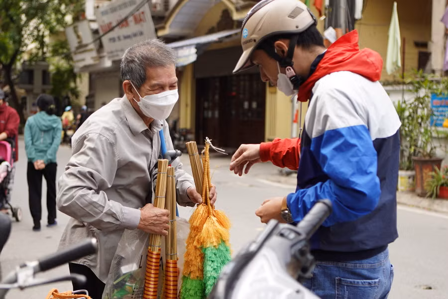 Hàng ngày ông Thụ đi bán chổi ở khu vực chợ Yên Phụ.