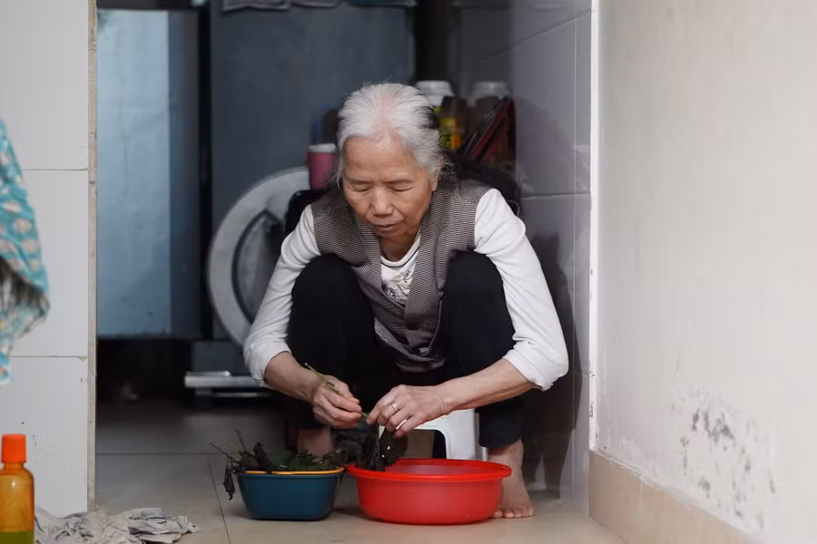 Hàng ngày bà Mai ở nhà chuẩn bị cơm nước cho gia đình.