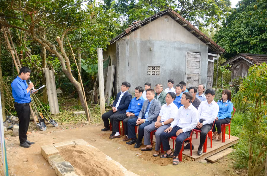 Các đại biểu tham gia lễ khởi công.