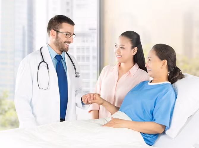 Bác sĩ hỏi thăm bệnh nhân để chẩn bệnh.