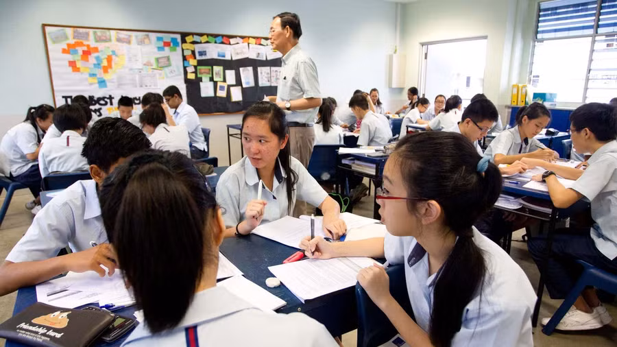 Học sinh Singapore luyện nói tiếng Anh theo nhóm. Học sinh Singapore luyện nói tiếng Anh theo nhóm.