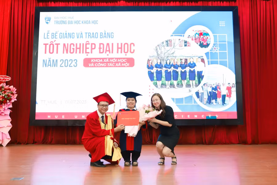 Khoảnh khắc đặc biệt của Phạm Thị Kim Anh cùng thầy cô tại Lễ tốt nghiệp.