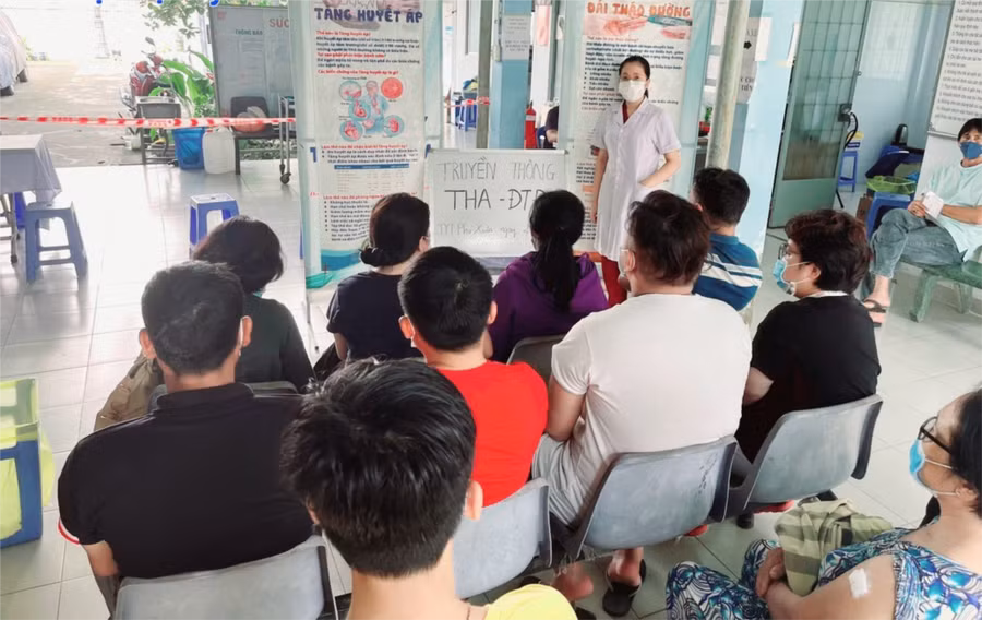 Bác sĩ tham gia thực hành tại Trạm y tế Phú Xuân (huyện Nhà Bè, TPHCM) truyền thông phòng chống bệnh tăng huyết áp, đái tháo đường. Nguồn: SYT