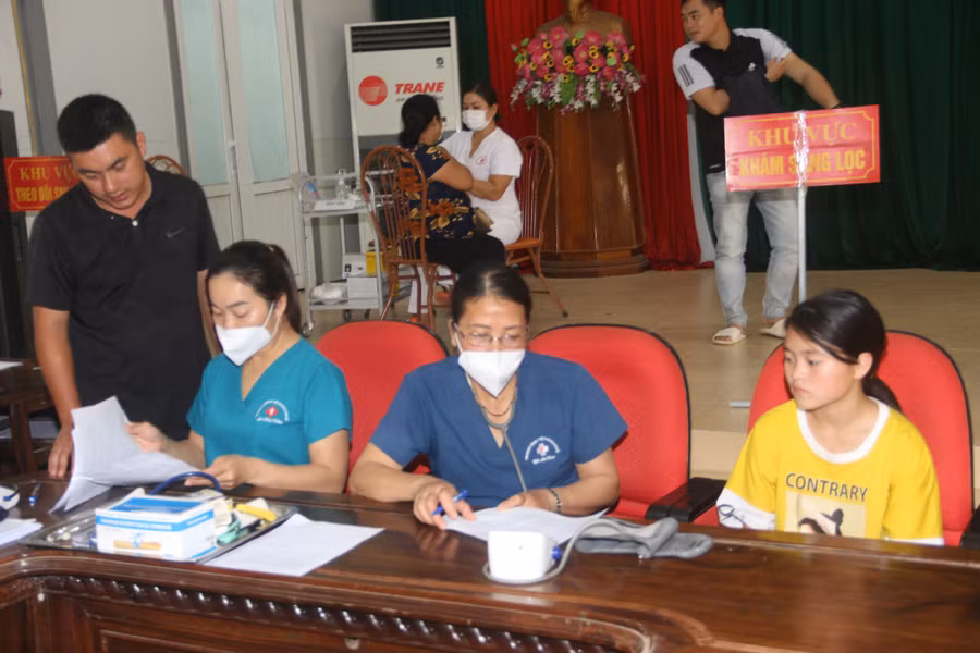 Cán bộ, nhân viên y tế tại điểm tiêm phường Chiềng Cơi. Cán bộ, nhân viên y tế tại điểm tiêm phường Chiềng Cơi.