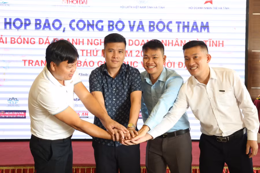 Đại diện các đội bóng bắt tay sau khi nhận kết quả cùng bảng.