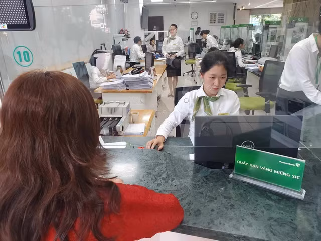 Một người dân làm thủ tục mua vàng tại quầy giao dịch (Hà Nội). Một người dân làm thủ tục mua vàng tại quầy giao dịch (Hà Nội).