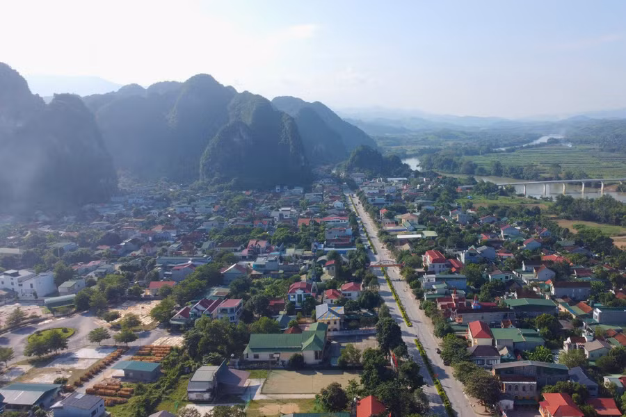 Huyện biên giới Con Cuông (Nghệ An) với cảnh sắc, núi non hùng vĩ.