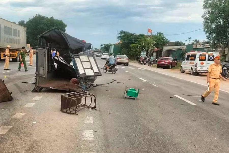 Lực lượng chức năng phân luồng giao thông và điều tra nguyên nhân vụ tai nạn.