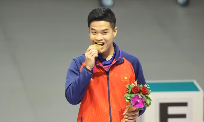 Quang Huy với chiếc Huy chương Vàng bắn súng tại ASIAD 19.