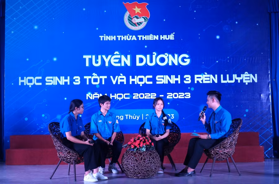 Phần gặp gỡ, giao lưu và lắng nghe những chia sẻ của 3 gương học sinh tiêu biểu tại lễ tuyên dương.