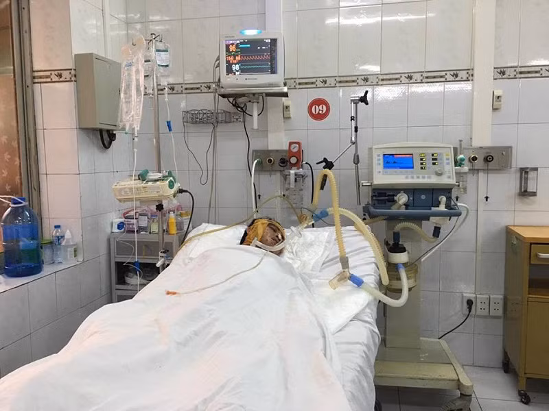 Anh Đặng Cao Thủy - tài xế xe chở hàng bị sức ép vụ nổ gây tai nạn hiện đang sốt cao, tiên lượng xấu. Ảnh: HQ.