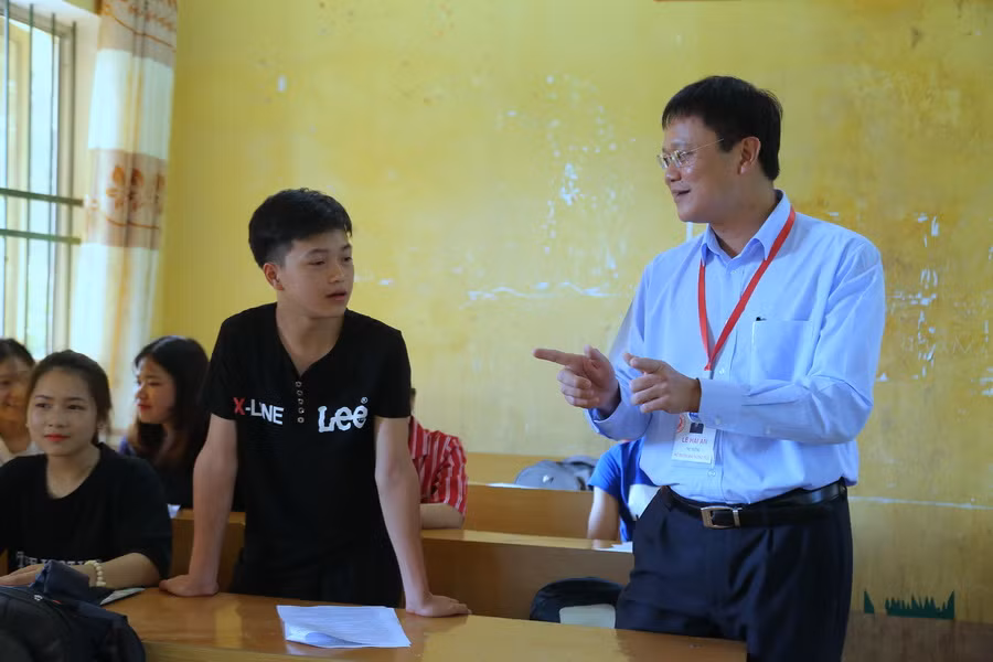 Thứ trưởng Lê Hải An thăm hỏi, động viên học sinh vững tâm trước kỳ thi THPT quốc gia