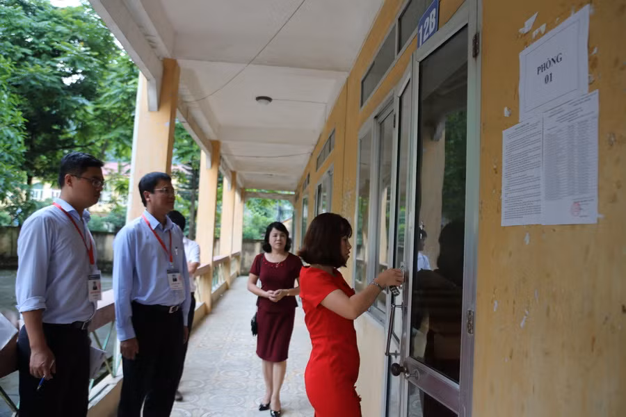 Tại điểm thi Trường THPT Quảng Uyên và mỗi điểm thi đến thăm, Thứ trưởng đều kiểm tra ít nhất hai phòng thi trong khu vực coi thi