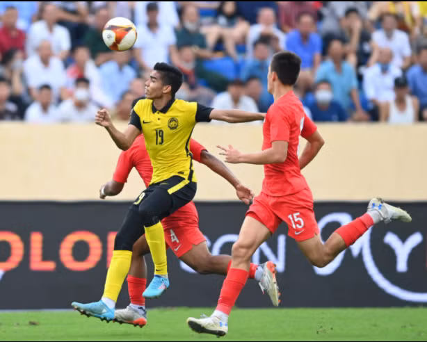 Singapore (áo đỏ) chính thức bị loại khỏi SEA Games 31.